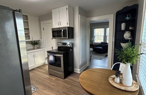 Mount Airy Cabaña | The Finch Cottage Charming 2-bedroom cottage Historical District Mount Airy