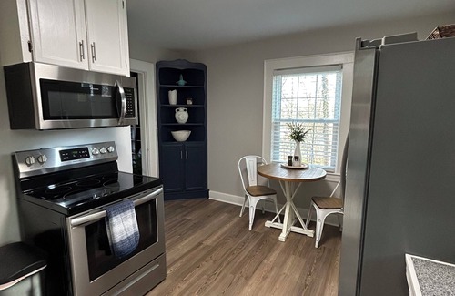 Mount Airy Cabaña | The Finch Cottage Charming 2-bedroom cottage Historical District Mount Airy
