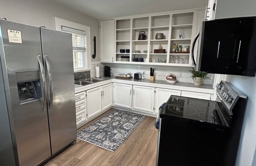 Mount Airy Cabaña | The Finch Cottage Charming 2-bedroom cottage Historical District Mount Airy