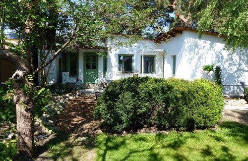 Rahnsdorf Casa | la puesta a una pérgola de toda la casa con jardín entre el bosque y el lago