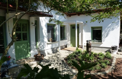 Rahnsdorf Casa | la puesta a una pérgola de toda la casa con jardín entre el bosque y el lago