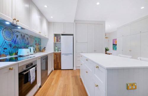 Bulimba Apartamento | The Fish Bowl Vibrant Riverside Escape with Pool