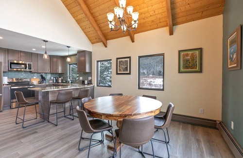 Blue River Casa | The Fishermen’s Place: Mountain Views + Dog Friendly