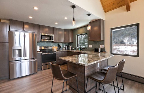Blue River Casa | The Fishermen’s Place: Mountain Views + Dog Friendly