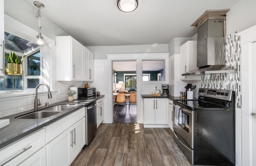 Central Tacoma Casa | The Flagship House | Stylish and Cozy | 6th Ave