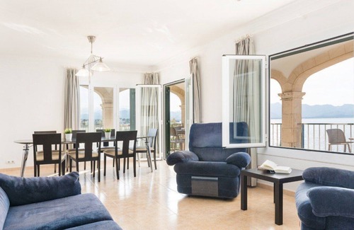 Marina Manresa Casa | El apartamento está ubicado en el primer piso de un chalet de dos plantas.