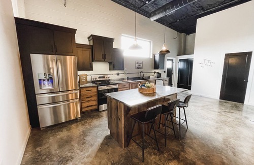 Mountain Home Apartamento | The Flats - Industrial modern loft within walking distance to downtown!