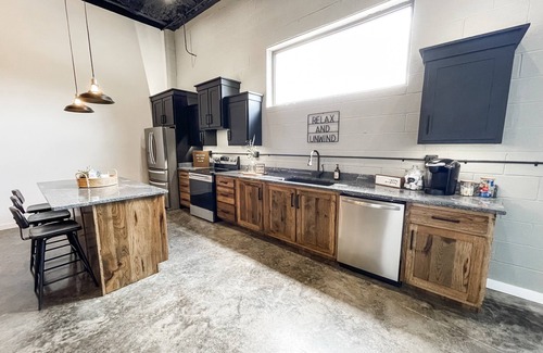 Mountain Home Apartamento | The Flats - Industrial modern loft within walking distance to downtown!