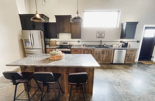 Mountain Home Apartamento | The Flats - Industrial modern loft within walking distance to downtown!