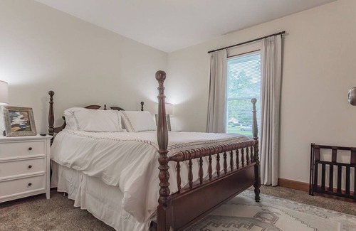 South Pittsburg Casa | The Fleetwood - Charming Cottage with Game Room