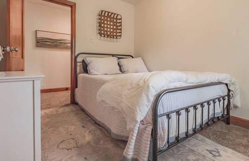 South Pittsburg Casa | The Fleetwood - Charming Cottage with Game Room
