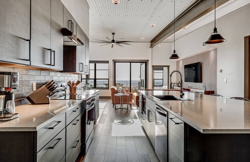 Lago Vista Casa | The Flight Deck Fly-in Austin Airpark Hangar Home 3 Bedroom Home