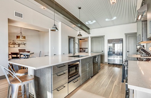 Lago Vista Casa | The Flight Deck Fly-in Austin Airpark Hangar Home 3 Bedroom Home