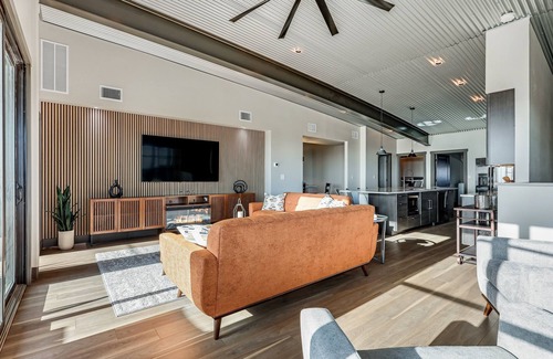Lago Vista Casa | The Flight Deck Fly-in Austin Airpark Hangar Home 3 Bedroom Home