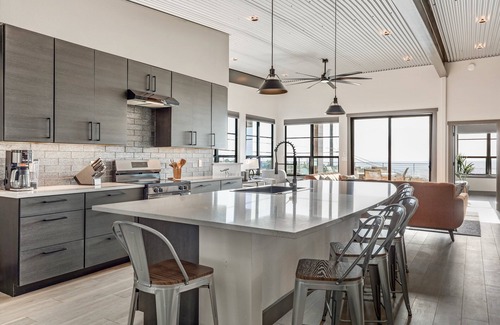 Lago Vista Casa | The Flight Deck Fly-in Austin Airpark Hangar Home 3 Bedroom Home