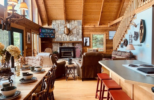 West Jefferson Cabina | The Flight Deck, Amazing Views, Sleeps 14, Firepit, Bunks, Game Room