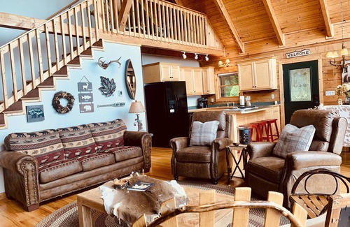 West Jefferson Cabina | The Flight Deck, Amazing Views, Sleeps 14, Firepit, Bunks, Game Room