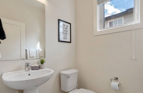 Calgary Casa | The Flight Lounge✈️ | Luxury townhome close to YYC