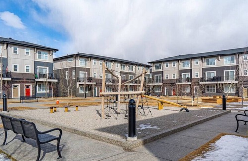 Calgary Casa | The Flight Lounge✈️ | Luxury townhome close to YYC