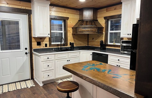 Cane Valley Cabina | The Flint House! Lovely Cabin located in beautiful Campbellsville Ky.