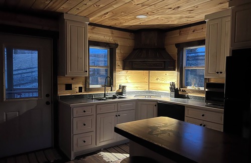 Cane Valley Cabina | The Flint House! Lovely Cabin located in beautiful Campbellsville Ky.