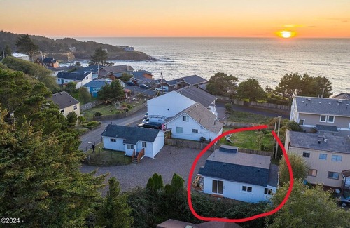 Logsden Cabaña | The Flipper: 2BR Coastal Cottage Walk to Depoe Bay, Hot Tub & Arcade & Fire Pit