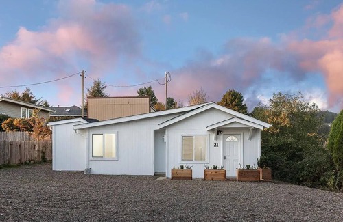 Logsden Cabaña | The Flipper: 2BR Coastal Cottage Walk to Depoe Bay, Hot Tub & Arcade & Fire Pit