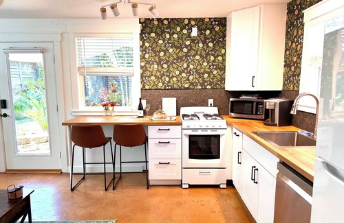 Auburn Cabaña | The Flower Bed studio cottage-your private garden paradise