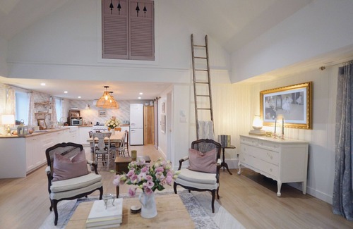 Erin Otro | The Flower Garden Farmhouse. Stay at a Flower Farm just 1 hour from Toronto