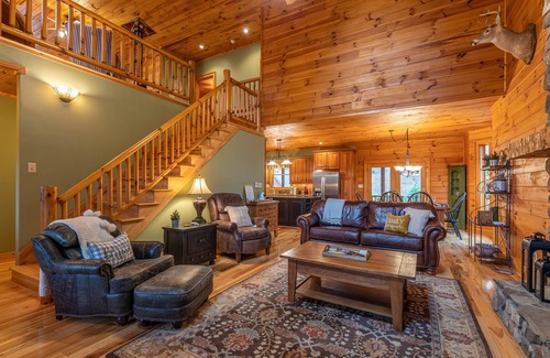 Lansing Casa | The Forge - Private home in gated community minutes from West Jefferson!