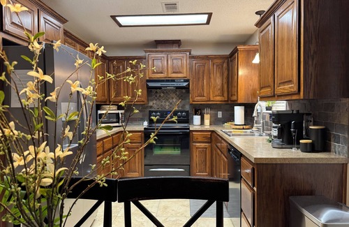 Van Buren Casa | The Foster Branch House- Charming 3-BR house in Van Buren, near I-40 & Ft. Smith