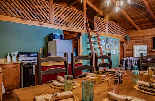High Rolls Mountain Park Cabina | The Four Seasons - A Getaway to White Sands NP and Cloudcroft, NM w/ Hot Tub!