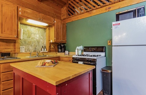 High Rolls Mountain Park Cabina | The Four Seasons - A Getaway to White Sands NP and Cloudcroft, NM w/ Hot Tub!