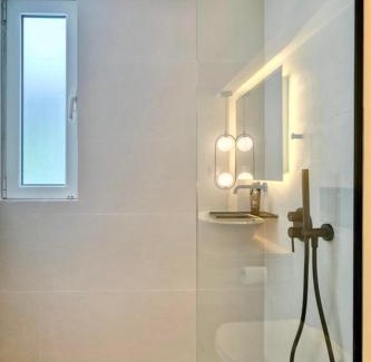 Vouliagmeni Apartamento | The Four Seasons Vouliagmeni Escape