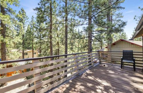 Whispering Forest Casa | The Fox Den Big Bear ~ Modern Mountain View Retreat w/Hot Tub