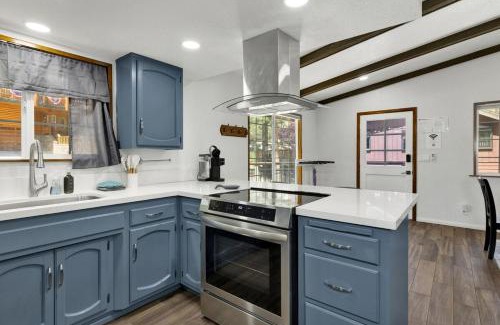 Whispering Forest Casa | The Fox Den Big Bear ~ Modern Mountain View Retreat w/Hot Tub