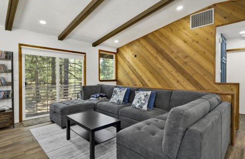 Whispering Forest Casa | The Fox Den Big Bear ~ Modern Mountain View Retreat w/Hot Tub