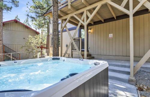 Whispering Forest Casa | The Fox Den Big Bear ~ Modern Mountain View Retreat w/Hot Tub