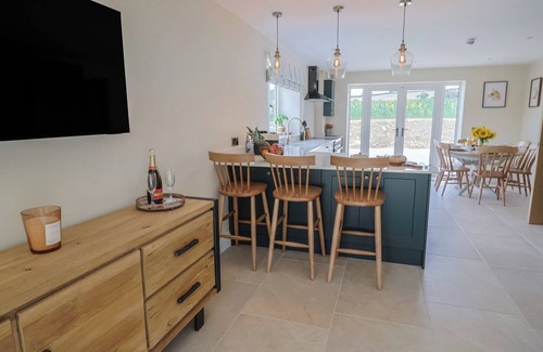 East Chinnock Cabaña | THE FOX DEN, pet friendly, with hot tub in Yeovil, Somerset
