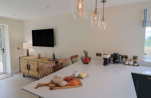 East Chinnock Cabaña | THE FOX DEN, pet friendly, with hot tub in Yeovil, Somerset