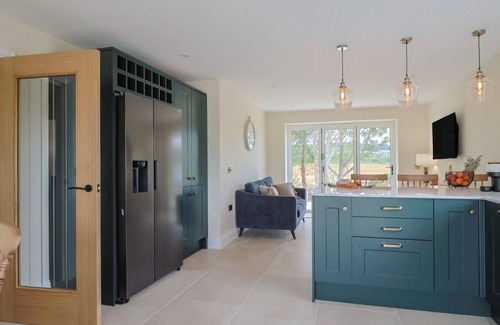 East Chinnock Cabaña | THE FOX DEN, pet friendly, with hot tub in Yeovil, Somerset