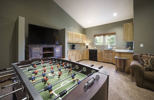 Woodmoor Casa | The Fox Den | Spectacular Views & Private Hot Tub with Shuttle Access to Town!
