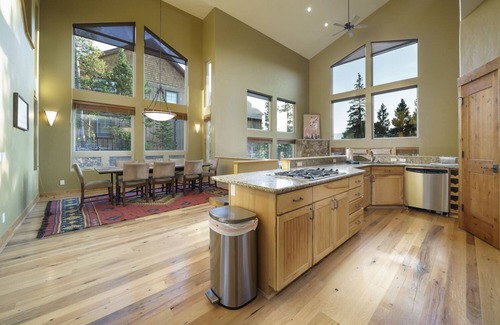 Woodmoor Casa | The Fox Den | Spectacular Views & Private Hot Tub with Shuttle Access to Town!