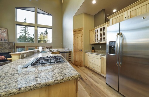 Woodmoor Casa | The Fox Den | Spectacular Views & Private Hot Tub with Shuttle Access to Town!