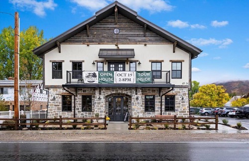 Midway Apartamento | The Fox Room - Newly Built Downtown Midway Loft