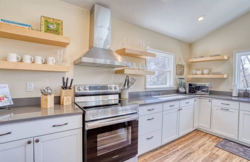 Front Royal Apartamento | The Foxwood Cabin | Hot Tub, Screened Porch, Grill