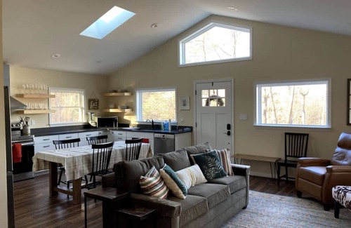 Front Royal Apartamento | The Foxwood Cabin | Hot Tub, Screened Porch, Grill