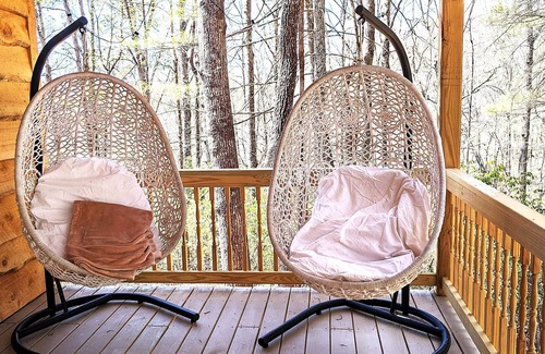 Brevard Cabaña | The French Cottage for a Romantic Getaway