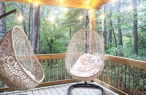 Brevard Cabaña | The French Cottage for a Romantic Getaway