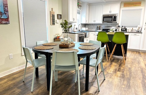 Waco Casa | "The Fried Green Tomato" Family & Pet Friendly, QR Code Walk Thru, 1 night min.